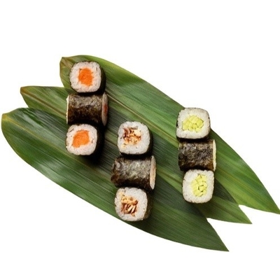 Servir Sushi com embrulhos de folhas de bambu frescos e naturais