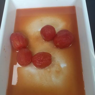 Deliciosos tomates enlatados com sabor doce, descascados a partir da matéria-prima mais fresca