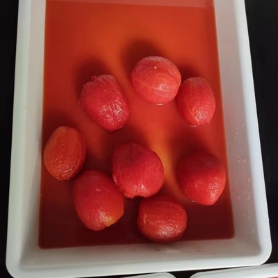 Deliciosos tomates enlatados com sabor doce, descascados a partir da matéria-prima mais fresca