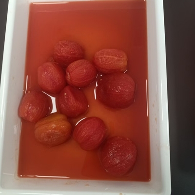 Deliciosos tomates enlatados com sabor doce, descascados a partir da matéria-prima mais fresca