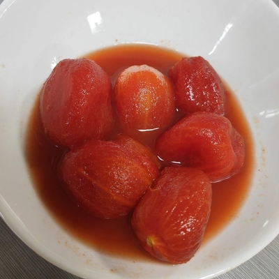 Deliciosos tomates enlatados com sabor doce, descascados a partir da matéria-prima mais fresca