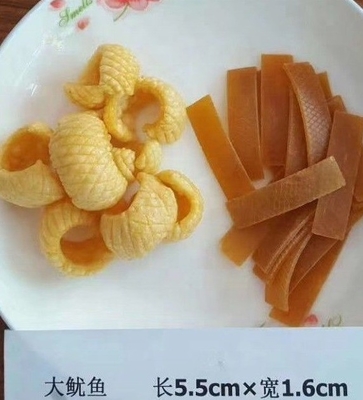 Grãos secos de grânulos vermelhos batatas fritas alimentos inflados feitos de material amarelo normal