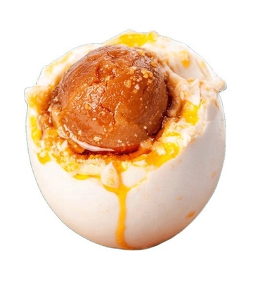 Um ovo de pato salgado com gema vermelha, de sabor autêntico, armazenado em lugares frescos e secos